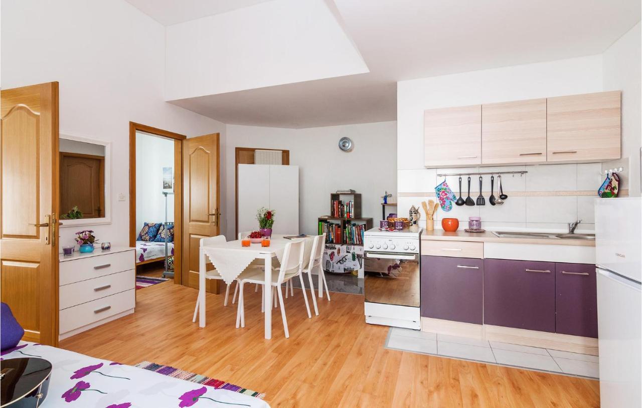Nice Apartment In Vinjerac With Kitchen エクステリア 写真