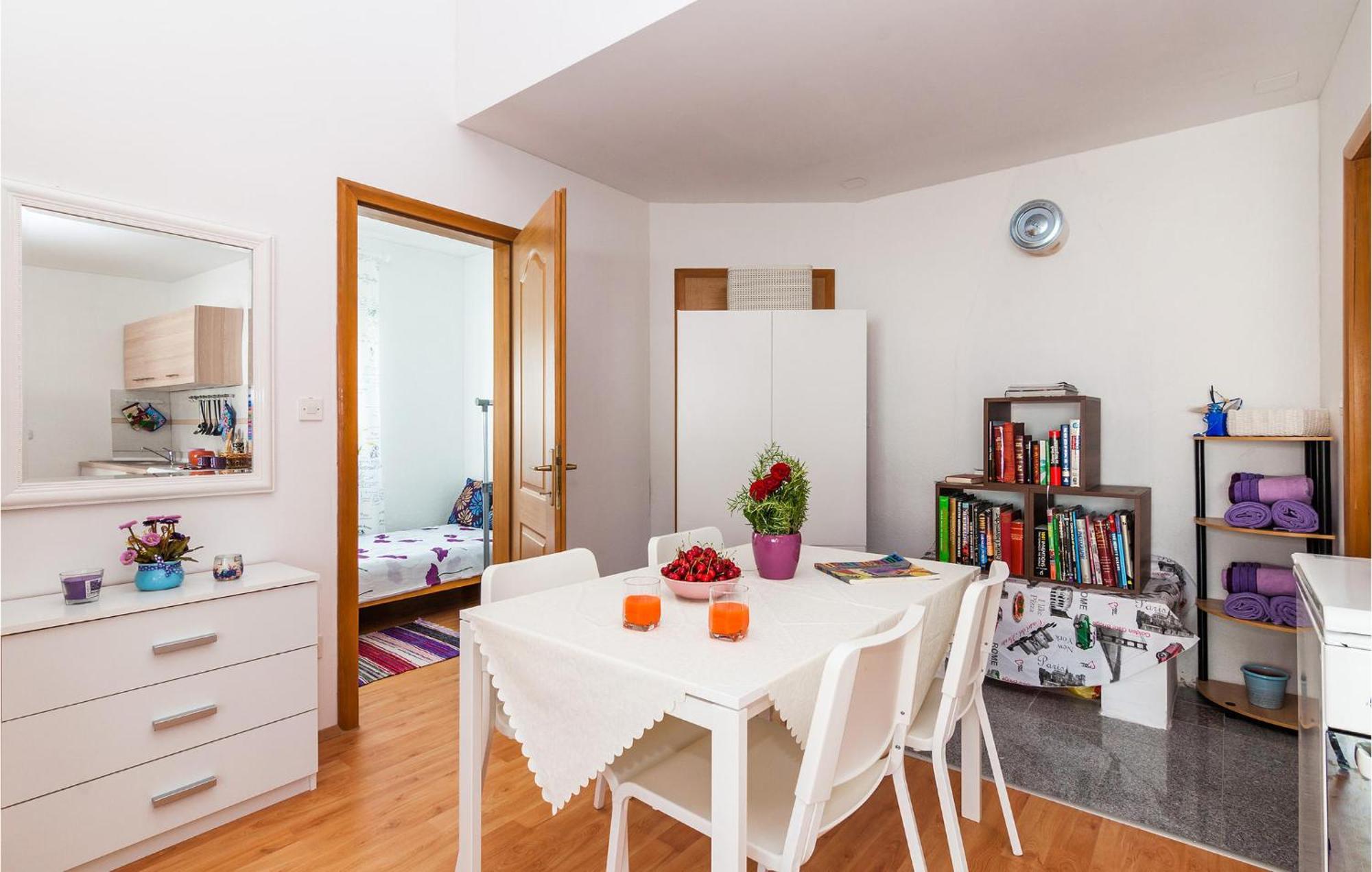 Nice Apartment In Vinjerac With Kitchen エクステリア 写真