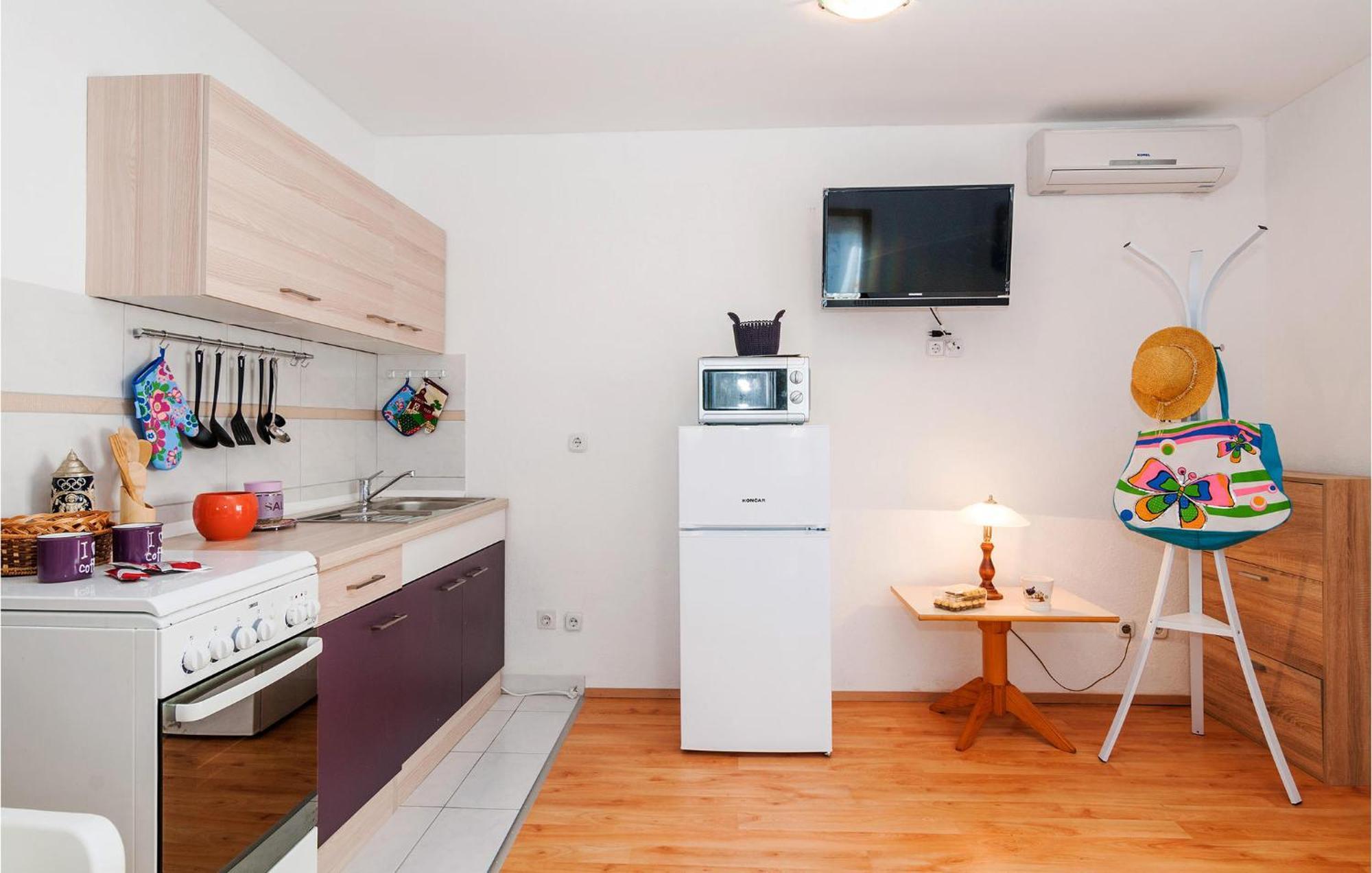 Nice Apartment In Vinjerac With Kitchen エクステリア 写真
